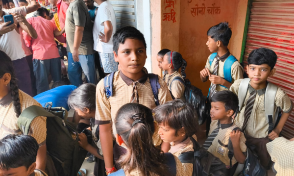 बच्चों से भरी खटारा वैन की बैटरी फटी, 6 बच्चे झुलसे; क्षमता से लगभग दोगुने थे सवार