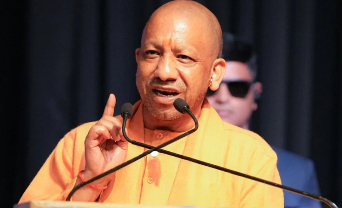 दिवंगत अधिवक्ताओं के परिवारों से मिले CM योगी, 15-15 लाख रुपये की आर्थिक सहायता दी