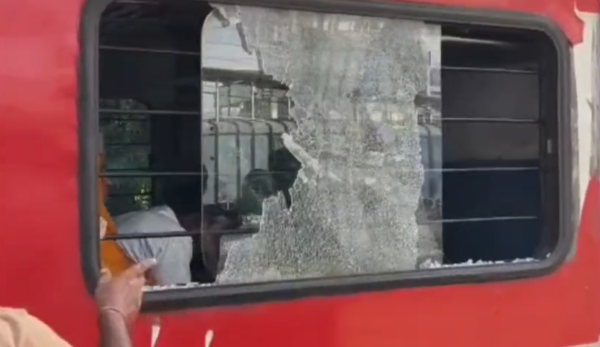 गोरखपुर में चलती ट्रेनों पर पथराव, पांच युवक गिरफ्तार; यात्रियों में मची अफरा-तफरी