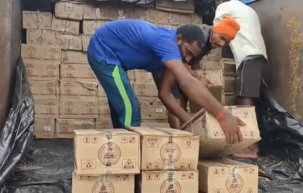 धान की भूसी के नीचे छिपाकर ले जाई जा रही थी 1.28 करोड़ की शराब, 16 चक्का ट्रक से 10,694 लीटर बरामद