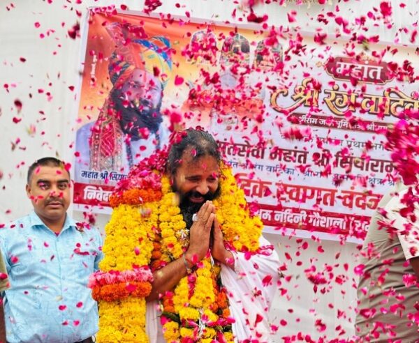 गुना में सियाराम महाराज का भव्य स्वागत, भक्तों ने पुष्पवर्षा और आतिशबाजी से किया अभिनंदन