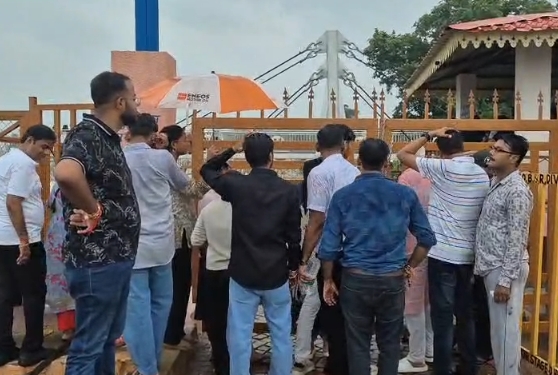 पन्ना के बृहस्पति कुंड में सुरक्षा व्यवस्था पर सवाल, निरस्त टेंडर के बाद ग्लास ब्रिज की टिकटिंग को लेकर उठे आरोप