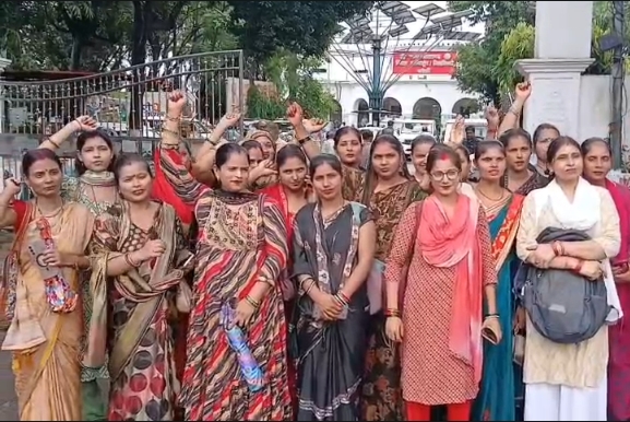 बरेली में बैंक सखियों ने मानदेय बढ़ाने की मांग उठाई, डीएम को सौंपा ज्ञापन