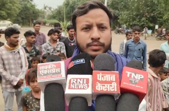 बुरहानपुर के नंदगांव देवला में सड़क का इंतजार, बारिश में कीचड़ भरे रास्ते से गुजरने को मजबूर ग्रामीण