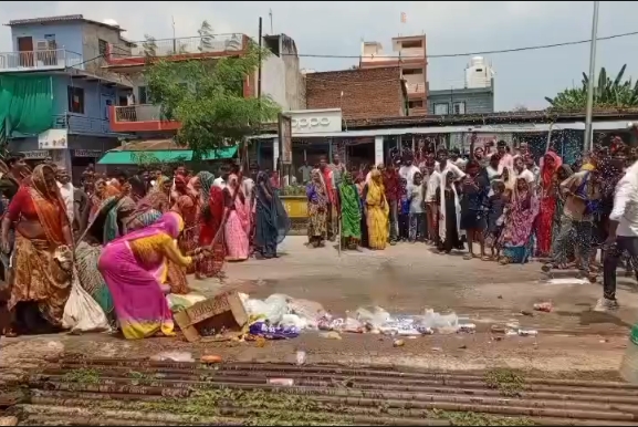 शिवपुरी में शराब दुकानों के विरोध में महिलाओं का प्रदर्शन, पुलिस-आबकारी टीम से विवाद के बाद बढ़ा तनाव