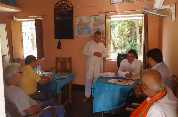 गोपालगंज में स्कूल पहुंचे डीएम समीर सौरभ, बच्चों से संवाद कर जानी पढ़ाई की स्थिति