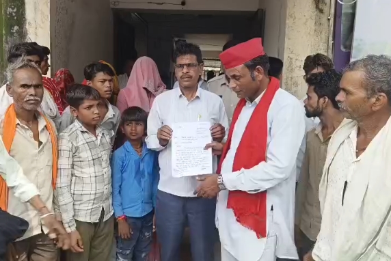 आजादी के 80 साल बाद भी पक्की सड़क का इंतजार, गडारी के ग्रामीणों ने सौंपा ज्ञापन
