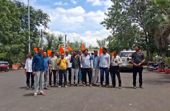 बड़वानी: 37 सूत्रीय मांगों को लेकर कलेक्ट्रेट पहुंचा किसान संघ, फसल बीमा, एमएसपी और ई-टोकन व्यवस्था को लेकर हल्ला बोल