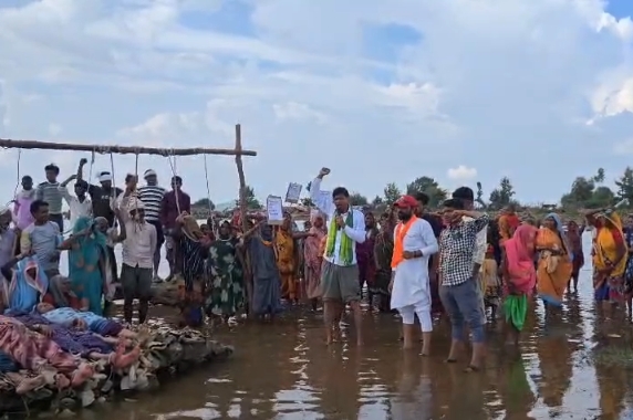 मझगाय बांध के विरोध में चौथे दिन भी जारी रहा चिता आंदोलन, मुआवजे और पुनर्वास की मांग