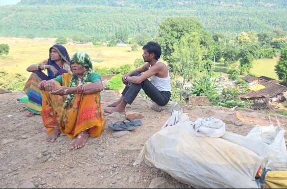 पन्ना में हीरे की तलाश में जुटी भीड़, वन विभाग की कार्रवाई के बाद कम हुई संख्या