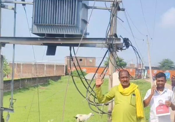 15 दिन से बिजली संकट पर भड़का आक्रोश, हसनपुरा में ग्रामीणों ने सड़क जाम कर किया प्रदर्शन