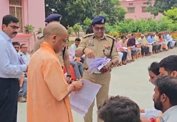 गोरखपुर में सीएम योगी ने सुनीं 150 लोगों की समस्याएं, जरूरतमंदों के आयुष्मान कार्ड पर जोर
