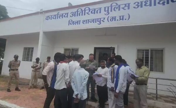 भीम आर्मी ने विधायक के खिलाफ कार्रवाई की मांग को लेकर SP कार्यालय में सौंपा ज्ञापन