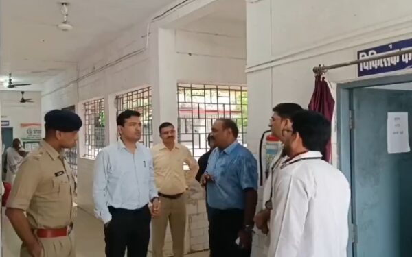 कलेक्टर ने स्वास्थ्य केंद्र का किया निरीक्षण, मरीजों को बेहतर उपचार देने के निर्देश