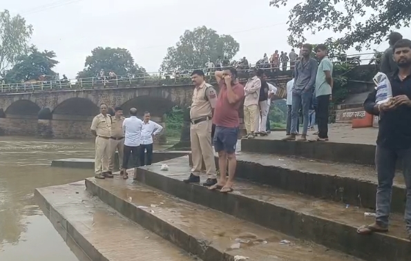 पन्ना में मिढासन नदी में युवक ने लगाई छलांग, पुल पर मिला मोबाइल; SDRF का सर्च ऑपरेशन जारी