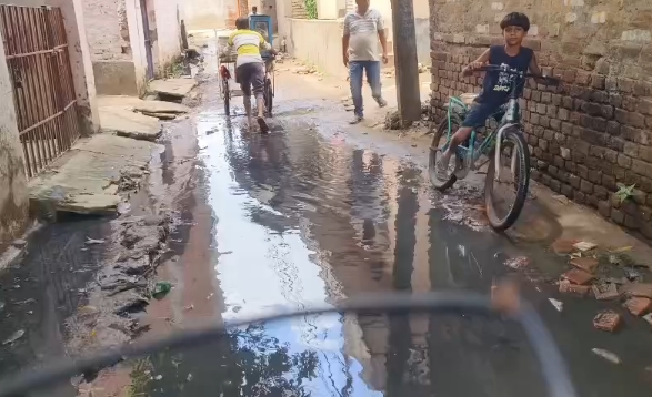आरा में जलजमाव और जर्जर सड़क से परेशान लोगों ने किया सड़क जाम, प्रशासन के खिलाफ प्रदर्शन