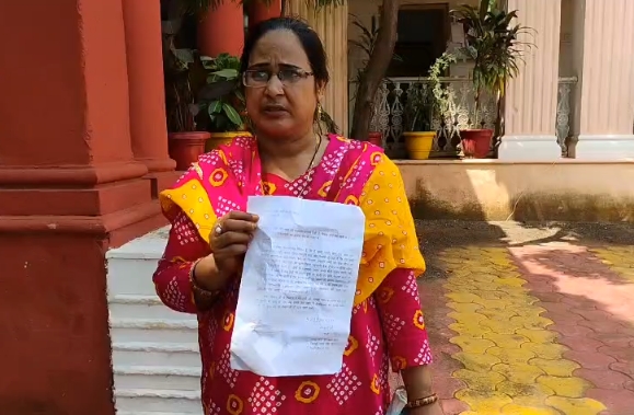 सहकारी बैंक में जमा रकम निकालने की मांग, बेटी की शादी का कर्ज चुकाने जनसुनवाई में पहुंची महिला