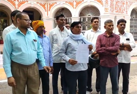 नवोदय विद्यालय पनघटा की व्यवस्थाओं को लेकर अभिभावकों ने उठाए सवाल, कलेक्टर को सौंपा ज्ञापन