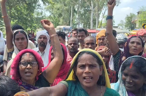स्कूल की मांग को लेकर NH-319 पर ग्रामीणों का प्रदर्शन, घंटों जाम रहा मार्ग