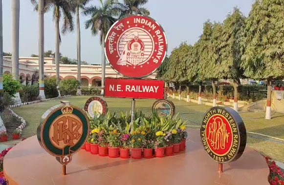 गोरखपुर में चलती ट्रेनों पर पथराव, पांच युवक गिरफ्तार; यात्रियों में मची अफरा-तफरी