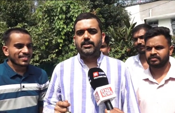 अघोषित बिजली कटौती के खिलाफ कांग्रेस का प्रदर्शन, लालटेन लेकर पहुंचे कार्यकर्ता