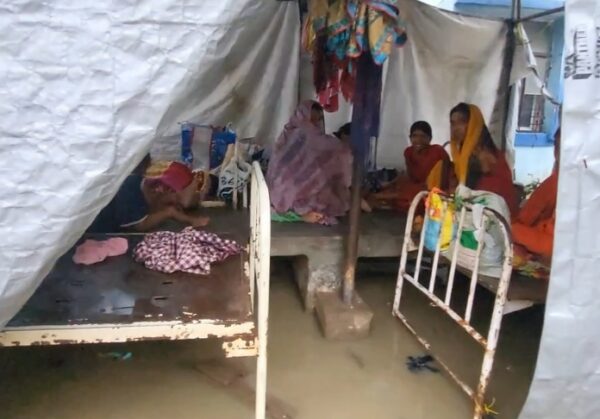 जहानाबाद सदर अस्पताल में जलजमाव के बीच रहने को मजबूर नवजातों के परिजन, तिरपाल के सहारे कट रही रात