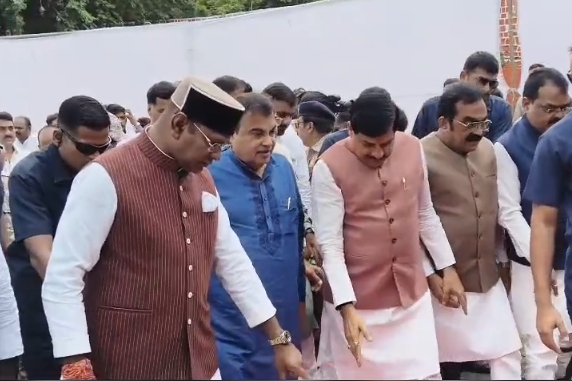 दीनदयाल उपाध्याय जयंती पर सीएम मोहन यादव ने किया माल्यार्पण, नितिन गडकरी रहे मौजूद