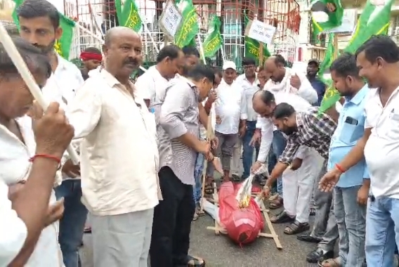 शेखपुरा: राजद कार्यकर्ताओं का प्रदर्शन, ज्ञानेश कुमार और नरेंद्र मोदी सरकार पर विजय सम्राट के गंभीर आरोप