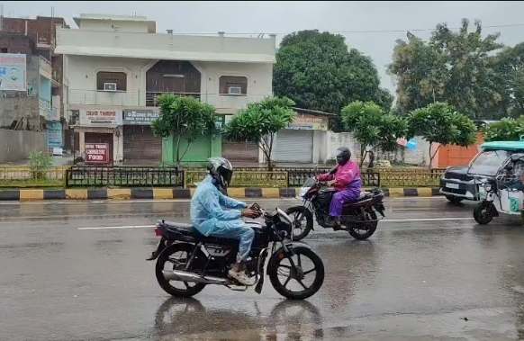 गोरखपुर में भारी बारिश के बीच स्कूल बंद, कक्षा 1 से 12 तक के विद्यार्थियों के लिए अवकाश