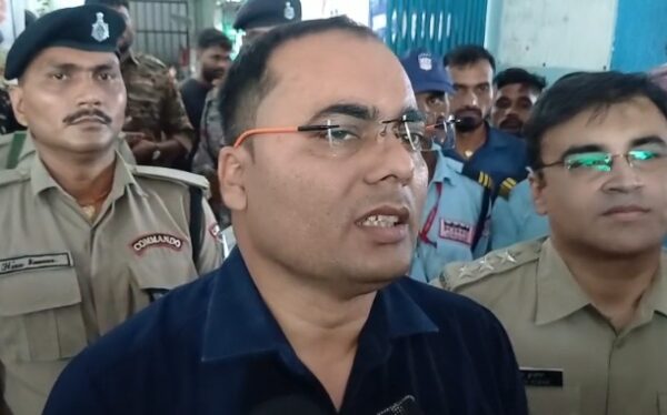 गंडक के बढ़ते जलस्तर को लेकर गोपालगंज प्रशासन अलर्ट, माइकिंग से ग्रामीणों को किया जा रहा जागरूक