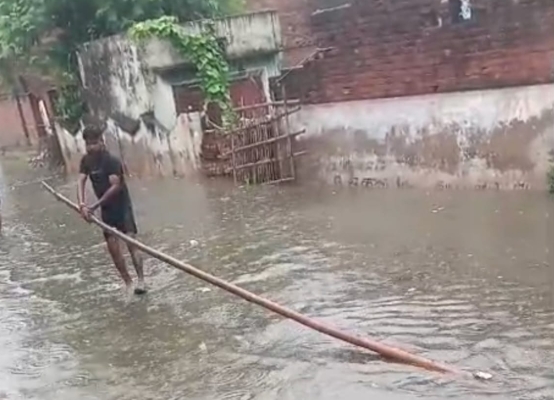 लगातार बारिश से मुरैना में जलभराव, बड़ोखर श्मशान रोड पर लोगों की बढ़ी परेशानी