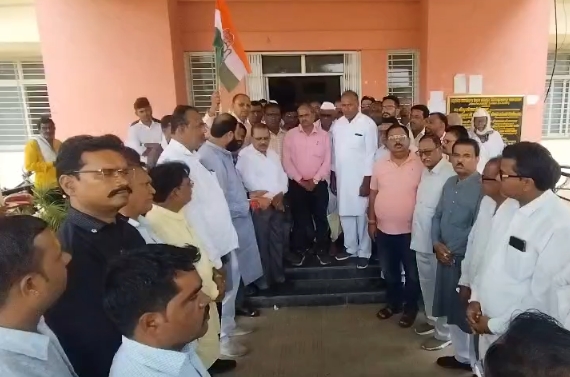 खड़गे के कथित अपमान और राहुल गांधी पर FIR के विरोध में कांग्रेस का प्रदर्शन