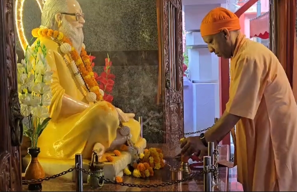 सीएम योगी ने गुरु पूजन के बाद सुनी जनता की फरियाद, गौशाला में गायों को खिलाया गुड़