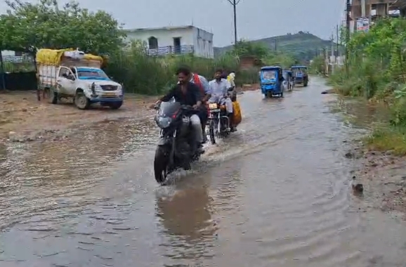 सासाराम में महीनों से सड़क पर जलजमाव, SP जैन कॉलेज जाने वाले लोगों की बढ़ी परेशानी