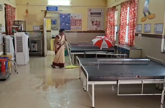 पन्ना जिला अस्पताल में बारिश ने खोली स्वास्थ्य व्यवस्थाओं की पोल, वार्डों में टपक रहा पानी