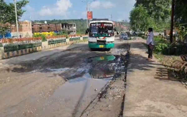 पन्ना में जर्जर नेशनल हाईवे 39 से वाहन चालक परेशान, जगह-जगह बने बड़े गड्ढे बढ़ा रहे हादसे का खतरा