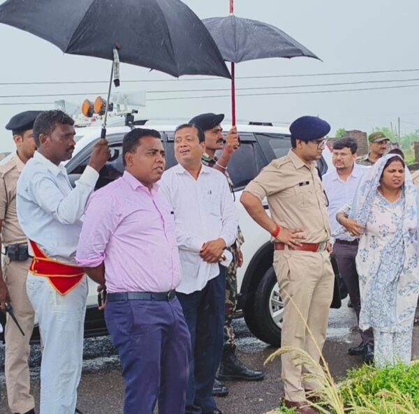 बाढ़ और सुखाड़ की संभावित स्थिति को लेकर प्रशासन अलर्ट, डीएम ने संवेदनशील इलाकों का किया निरीक्षण