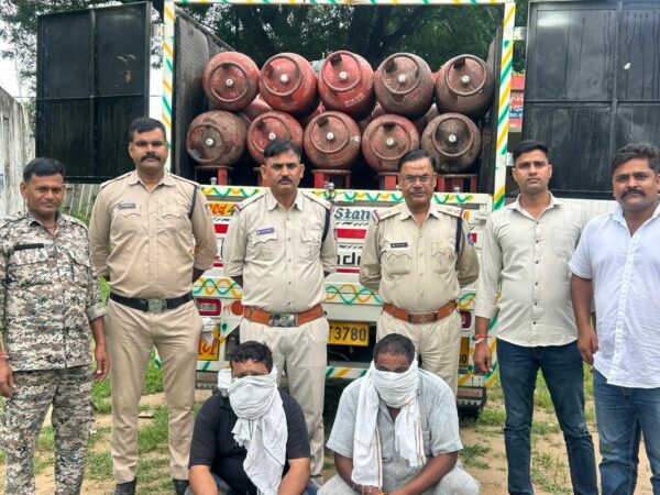 दिल्ली ले जा रहे 90 घरेलू LPG सिलेंडर जब्त, दो आरोपी गिरफ्तार; करीब 14 लाख का माल बरामद