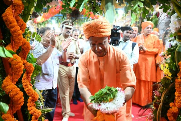 गोरखनाथ मंदिर में CM योगी ने मनाया श्रीकृष्ण जन्मोत्सव, लड्डू गोपाल को झुलाया पालना