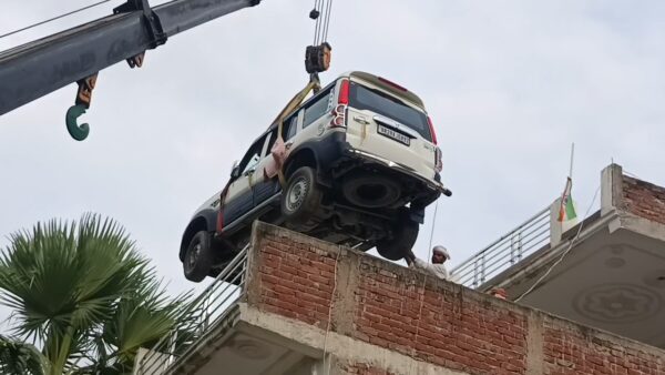 गोपालगंज में क्रेन से छत पर पहुंची Scorpio Classic, अनोखी पार्किंग देखकर लोग हैरान