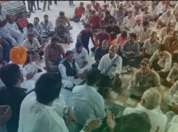 रतलाम कलेक्ट्रेट में किसानों का धरना, कलेक्टर से मुलाकात के इंतजार में पढ़ी हनुमान चालीसा