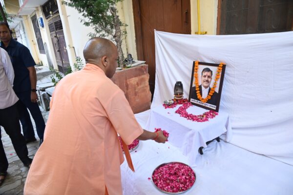 दिवंगत अधिवक्ताओं के परिवारों से मिले CM योगी, 15-15 लाख रुपये की आर्थिक सहायता दी