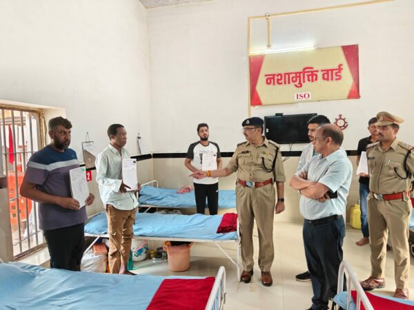 रतलाम सर्किल जेल में प्रमुख सचिव मुकेश चंद्र गुप्ता का औचक निरीक्षण