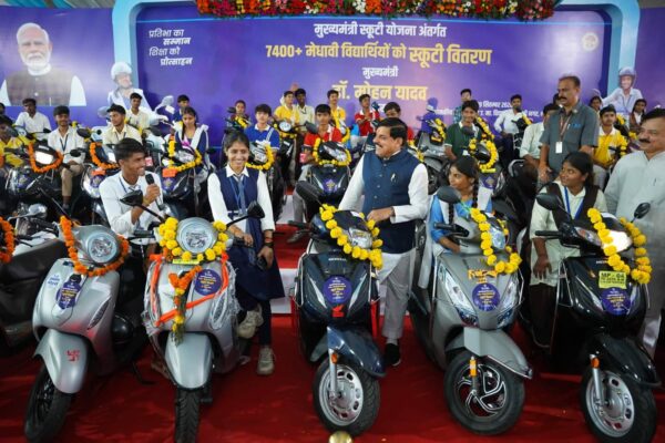 मेधावी विद्यार्थियों को मिली स्कूटी की सौगात, मुख्यमंत्री ने किया वितरण