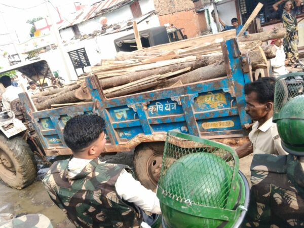 खंडवा: टिटगांव-खड़करी में तड़के वन विभाग की दबिश, बड़ी मात्रा में इमारती लकड़ी जब्त