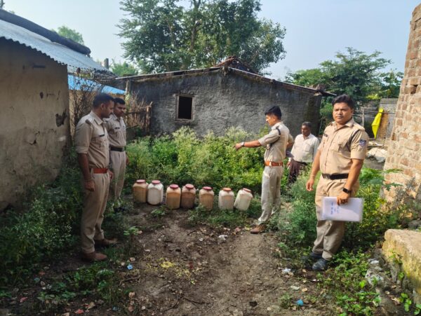 महिलाओं की शिकायत पर आबकारी विभाग का बड़ा एक्शन, 5 आरोपी गिरफ्तार