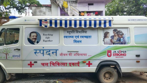 पन्ना के गांवों में पहुंच रही मुफ्त स्वास्थ्य सेवा, JK Cement की मोबाइल मेडिकल वैन से ग्रामीणों को राहत