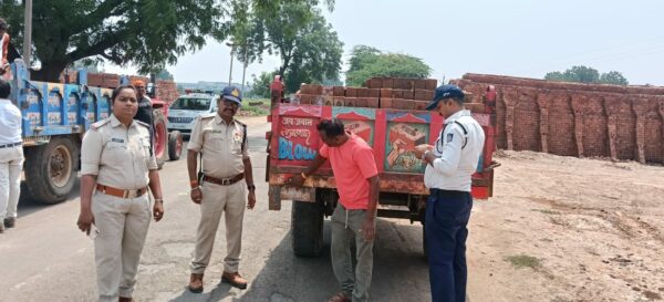 बड़वानी: खबर का असर, बिना नंबर ट्रैक्टर-ट्रॉलियों पर यातायात पुलिस का अभियान, लगाए रेडियम रिफ्लेक्टर