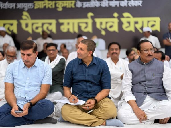 भोपाल में ज्ञानेश कुमार के खिलाफ कांग्रेस का प्रदर्शन, मुखौटा पहनाकर किया प्रतीकात्मक विरोध