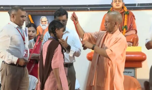 गोरखपुर बाल मेले में सीएम योगी ने बच्चों को दिया सफलता का मंत्र, बेटियों और युवा प्रतिभाओं की सराहना